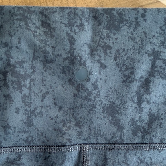 Yogalicious Lux Blue Patterned Shorts. Womens Size XL. Inseam 6 in. Rise 12 in - Picture 4 of 4